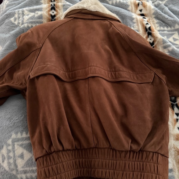 Woman’s leather bomber jacket - Picture 3 of 9